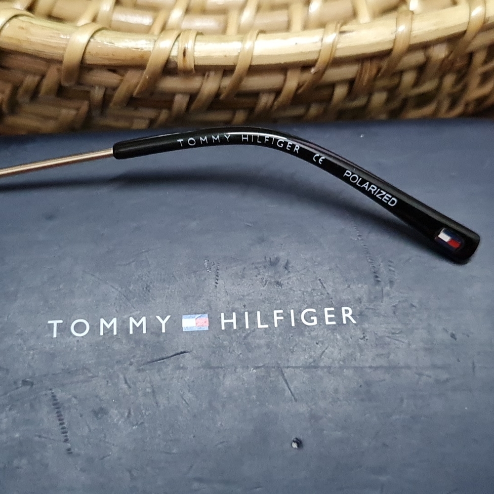Tommy hilfiger sunglasses. - Picture 4 of 7